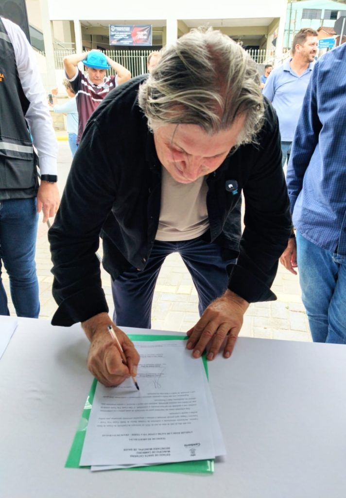 Prefeito Leonel Pavan assina documento durante entrega da UBS Francisco Chagas, em Camboriú (Foto: Divulgação)