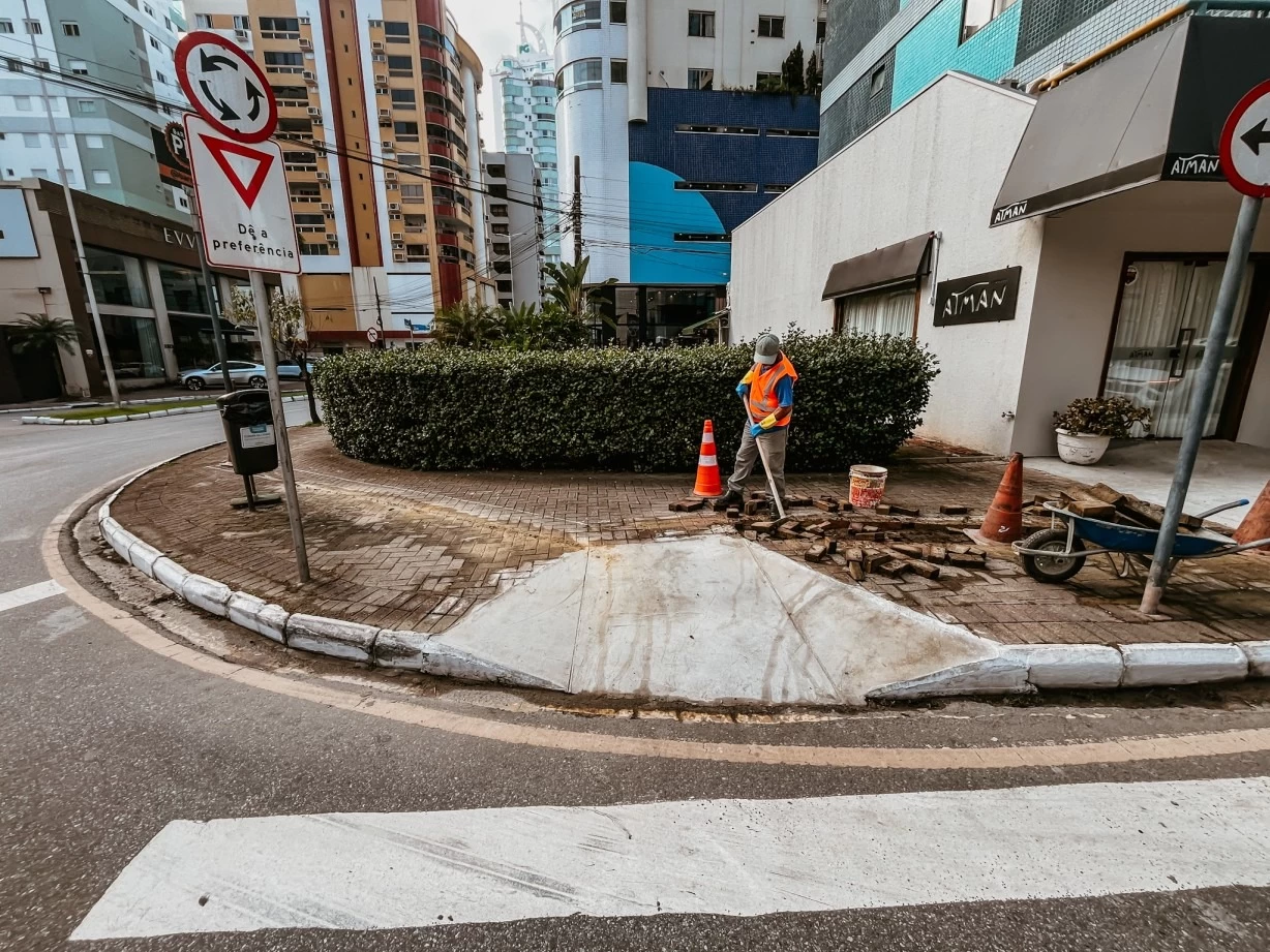 Rua 3300, esquina com a Terceira Avenida, recebe novas rampas de acessibilidade em Balneário Camboriú