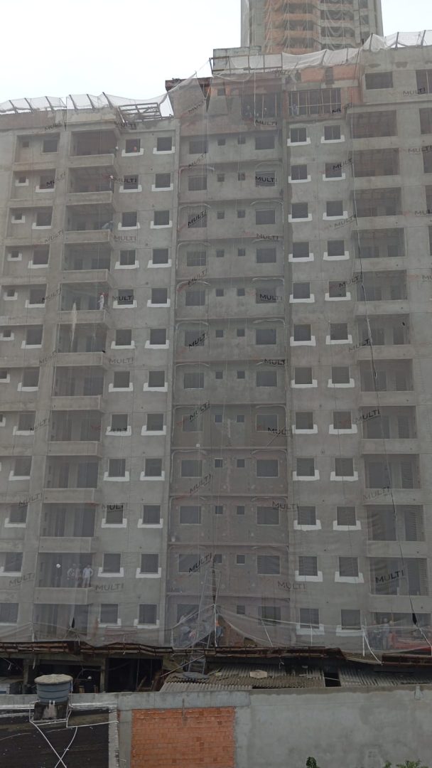 Trabalhador cai do sexto andar de obra em Itajaí, mas é salvo pelo cinto de segurança