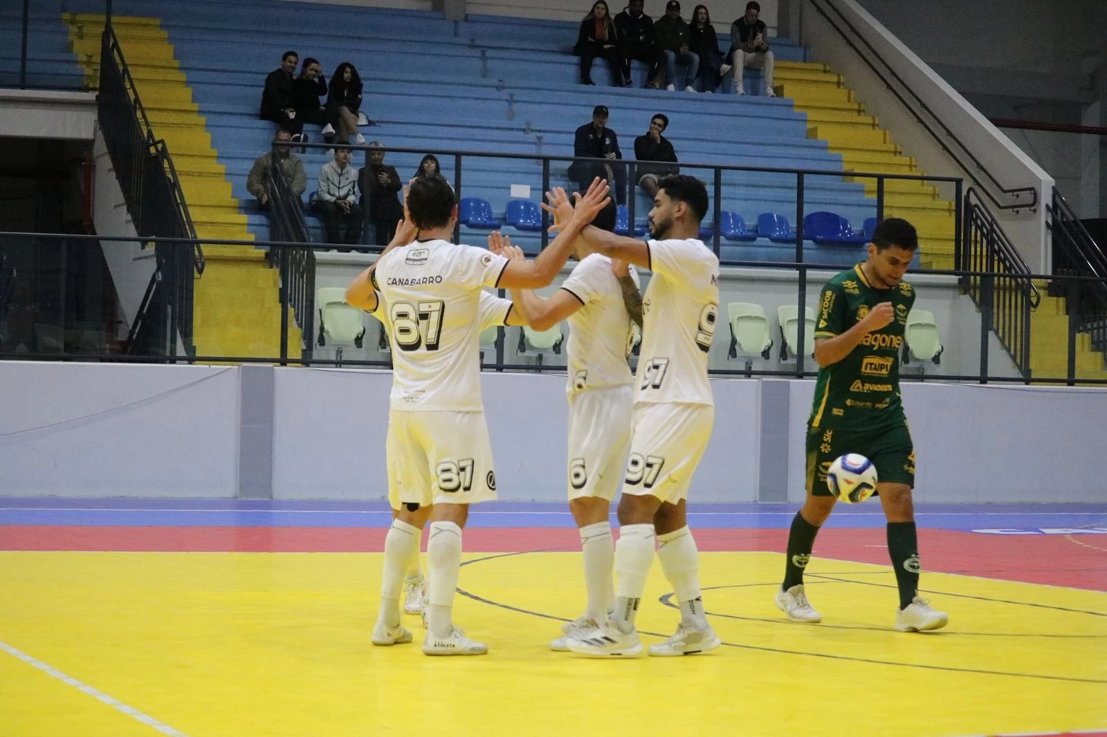 Yeesco vence Pinhalense e sobe na tabela da Série Prata em Itapema