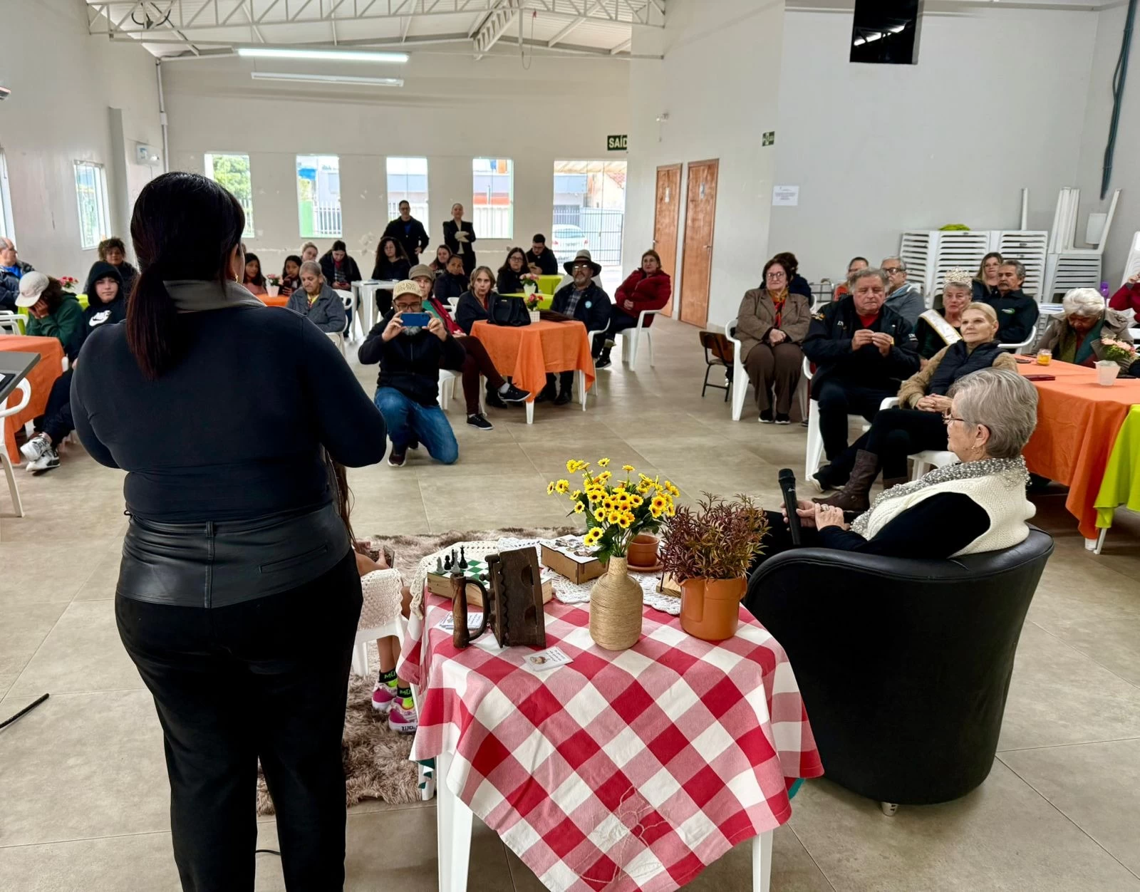 Ação conjunta entre a Prefeitura e a Assistência Social unem gerações em roda de conversa interativa em Camboriú