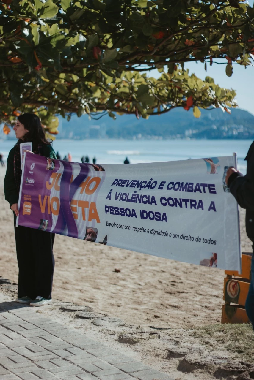 Ação na Meia Praia alerta sobre a violência contra a pessoa idosa