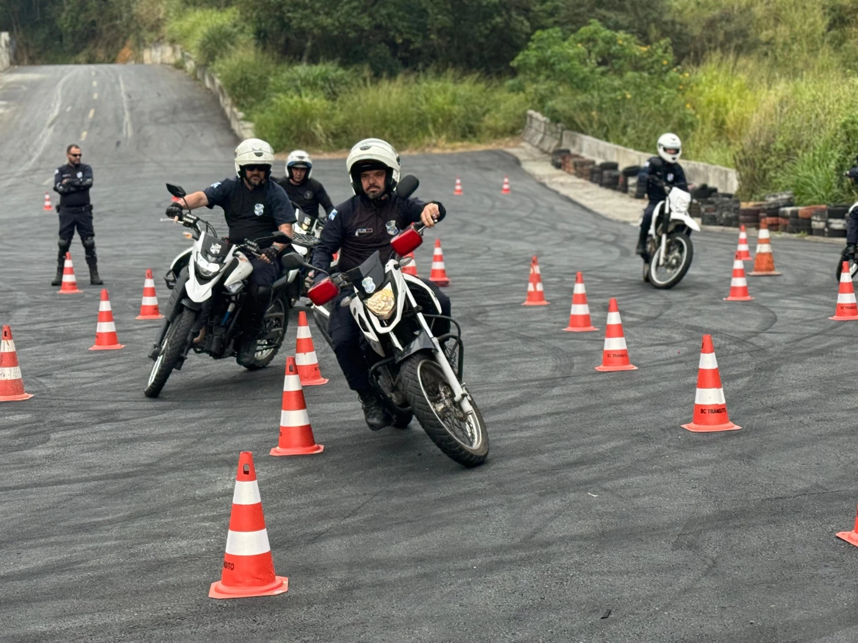 Agentes de Trânsito concluem curso de aperfeiçoamento para uso de motocicletas na segurança pública em Balneário Camboriú