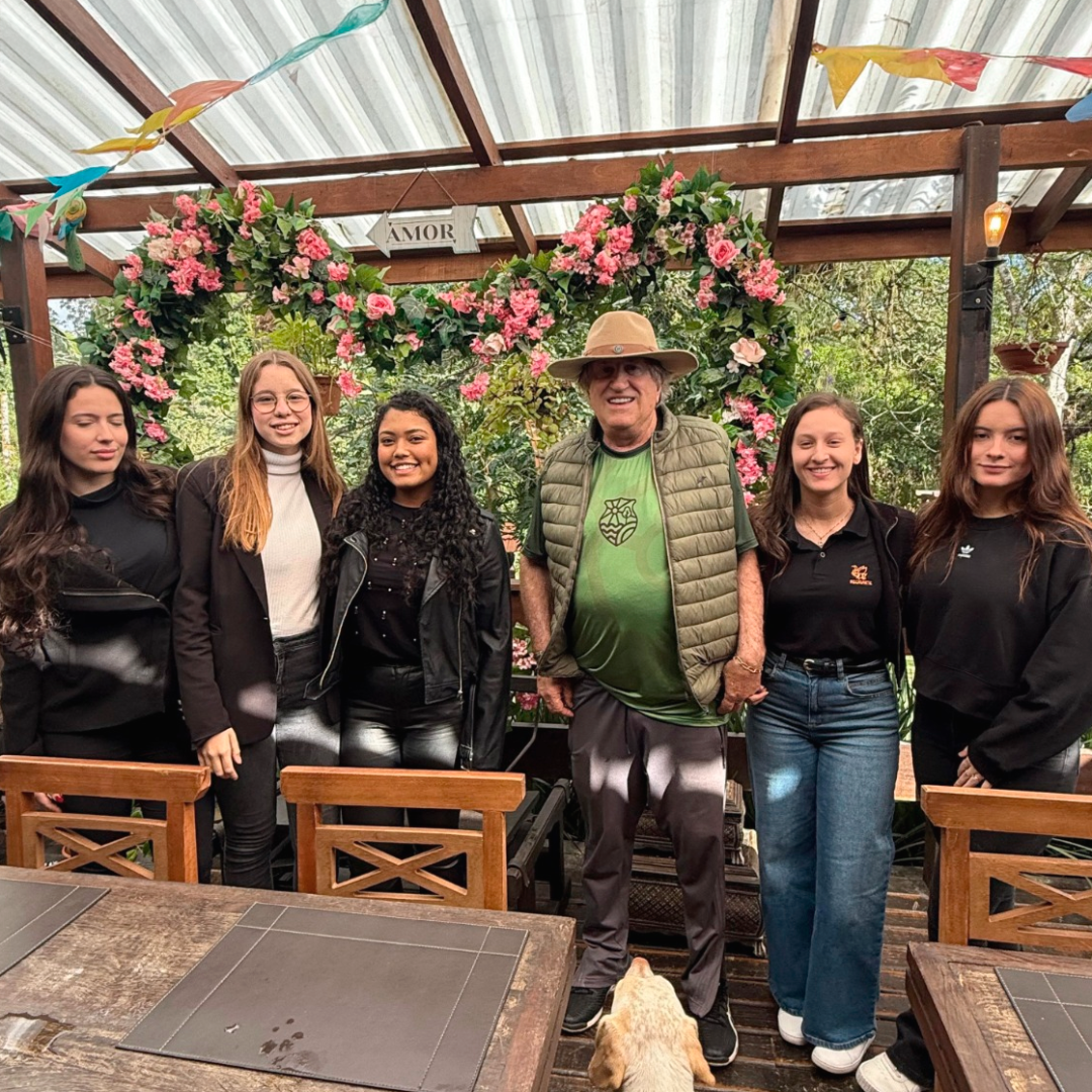 Com o RECriar 2025, equipe de alunas do Recriarte transforma sala de aula em campo de pesquisa sobre profissões