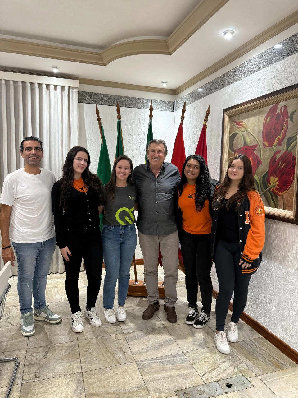 As alunas do Colégio Recriarte ao lado do vice-prefeito Jozias Osmar e do prefeito Leonel Pavan, durante visita à Fazenda Caetés: Júlia Mello, Gabriela Meiser, Raíssa Rocha e Alice Szymanski. (Foto: Divulgação/Colégio Recriarte)