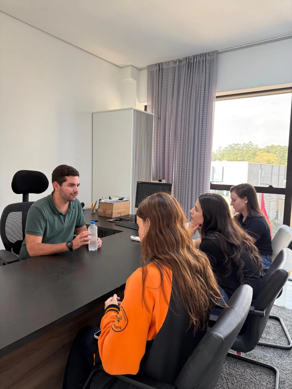 Presidente da Câmara, Marlon Borsatto, conversa com estudantes do Colégio Recriarte sobre os caminhos profissionais em Camboriú, como parte do projeto RECriar 2025. (Foto: Divulgação/Colégio Recriarte)