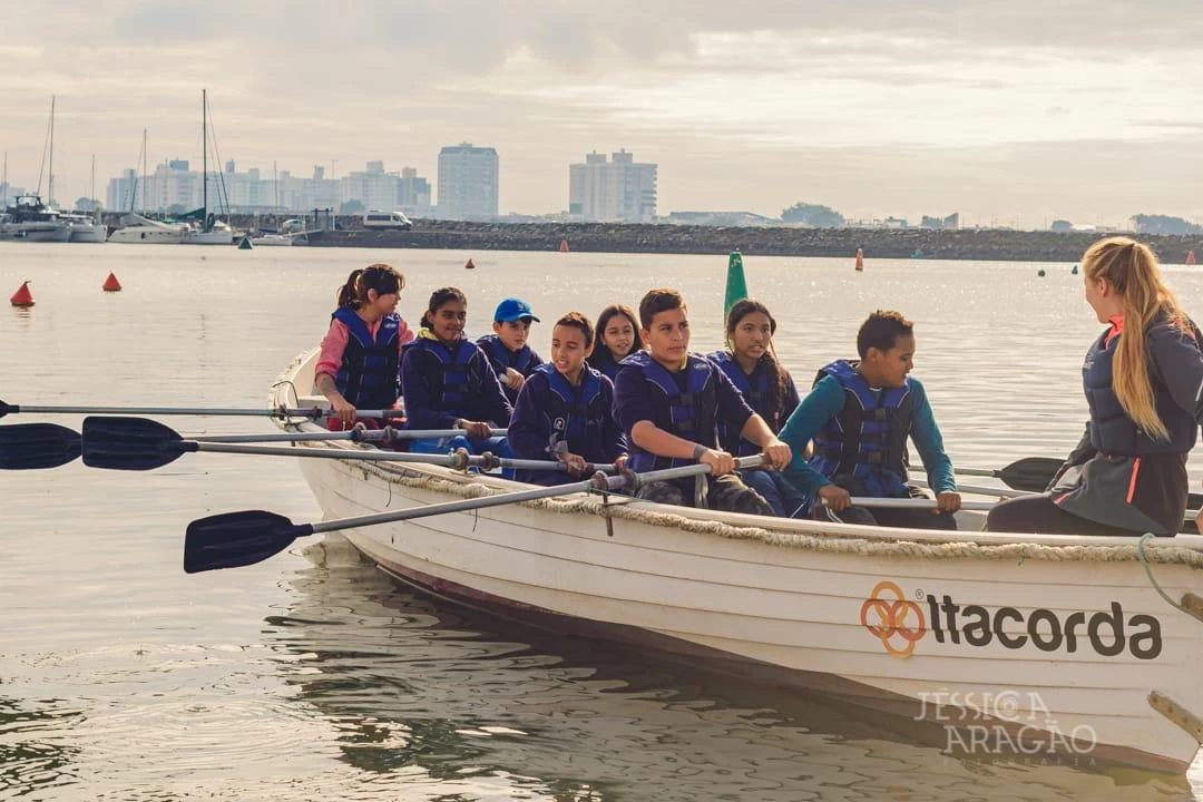 Alunos entram na corrente da tradição em regata especial dos 165 anos de Itajaí