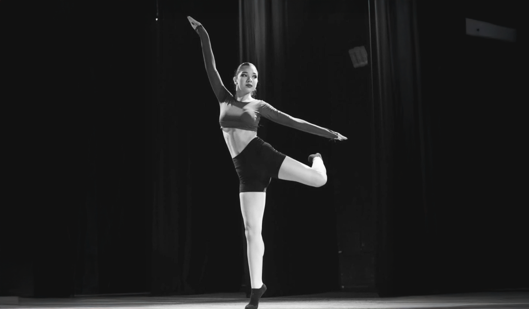 Julia Yuki, produtora e coreógrafa de A Aliança dos Guardiões, em performance individual registrada em outro momento artístico (Foto: Divulgação/Arquivo pessoal)