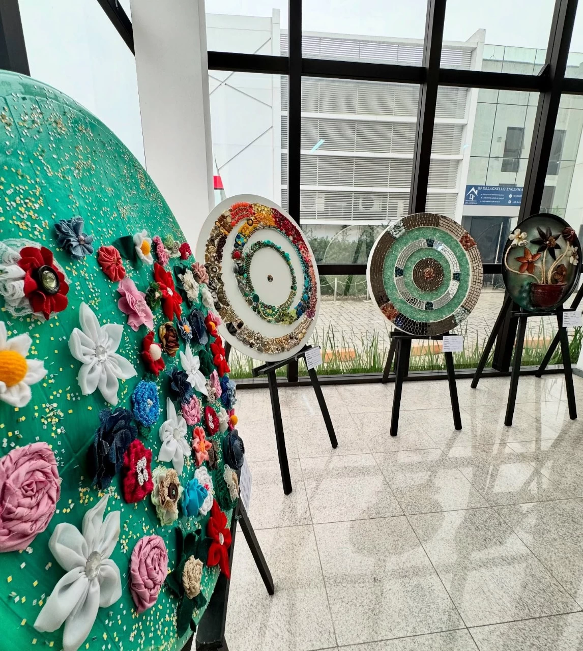 Carmen Testoni leva arte sustentável à Câmara de Camboriú