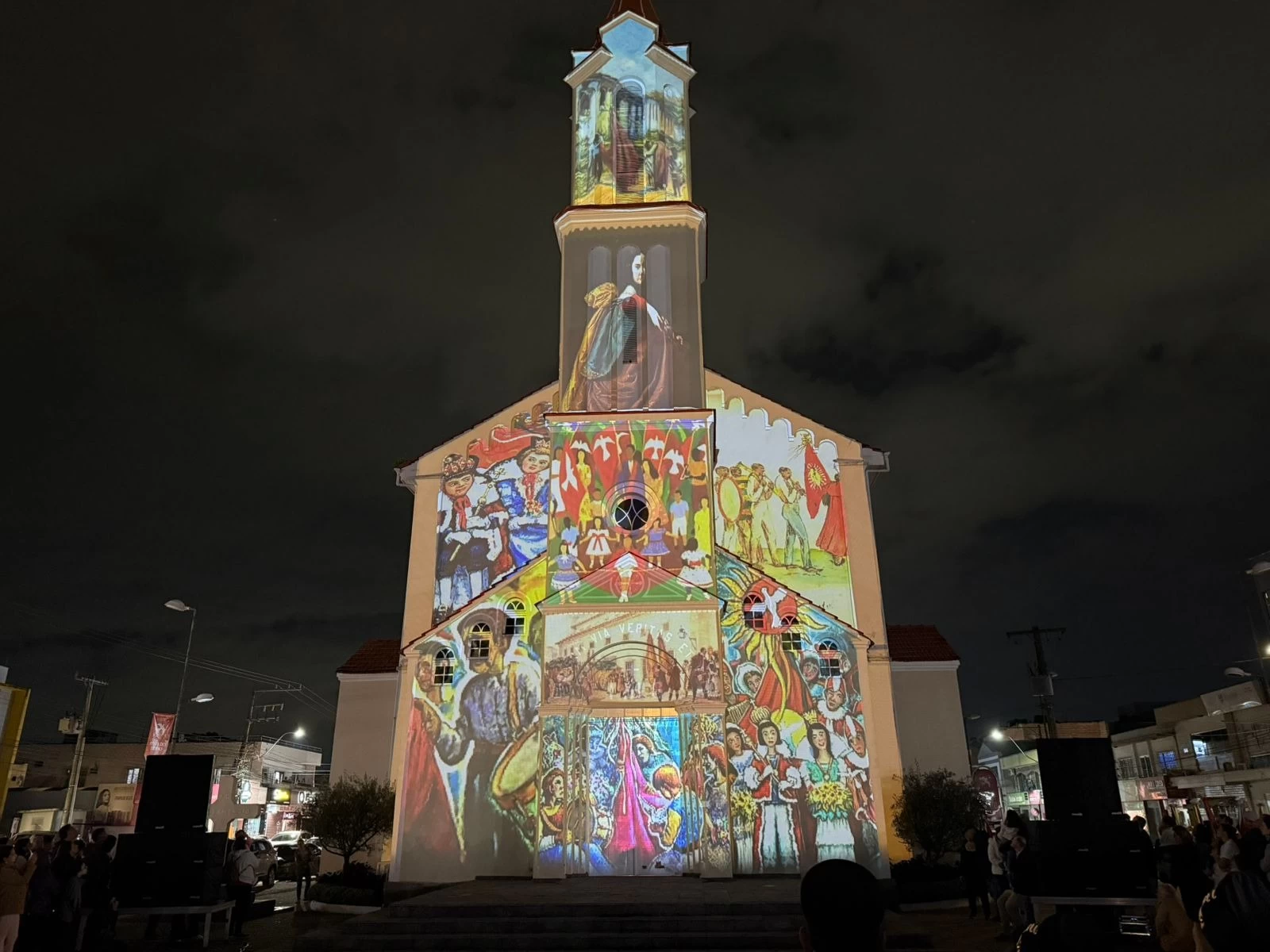 Fachada da Igreja Matriz de Camboriú se transforma em espetáculo emocionante com projeção de luzes