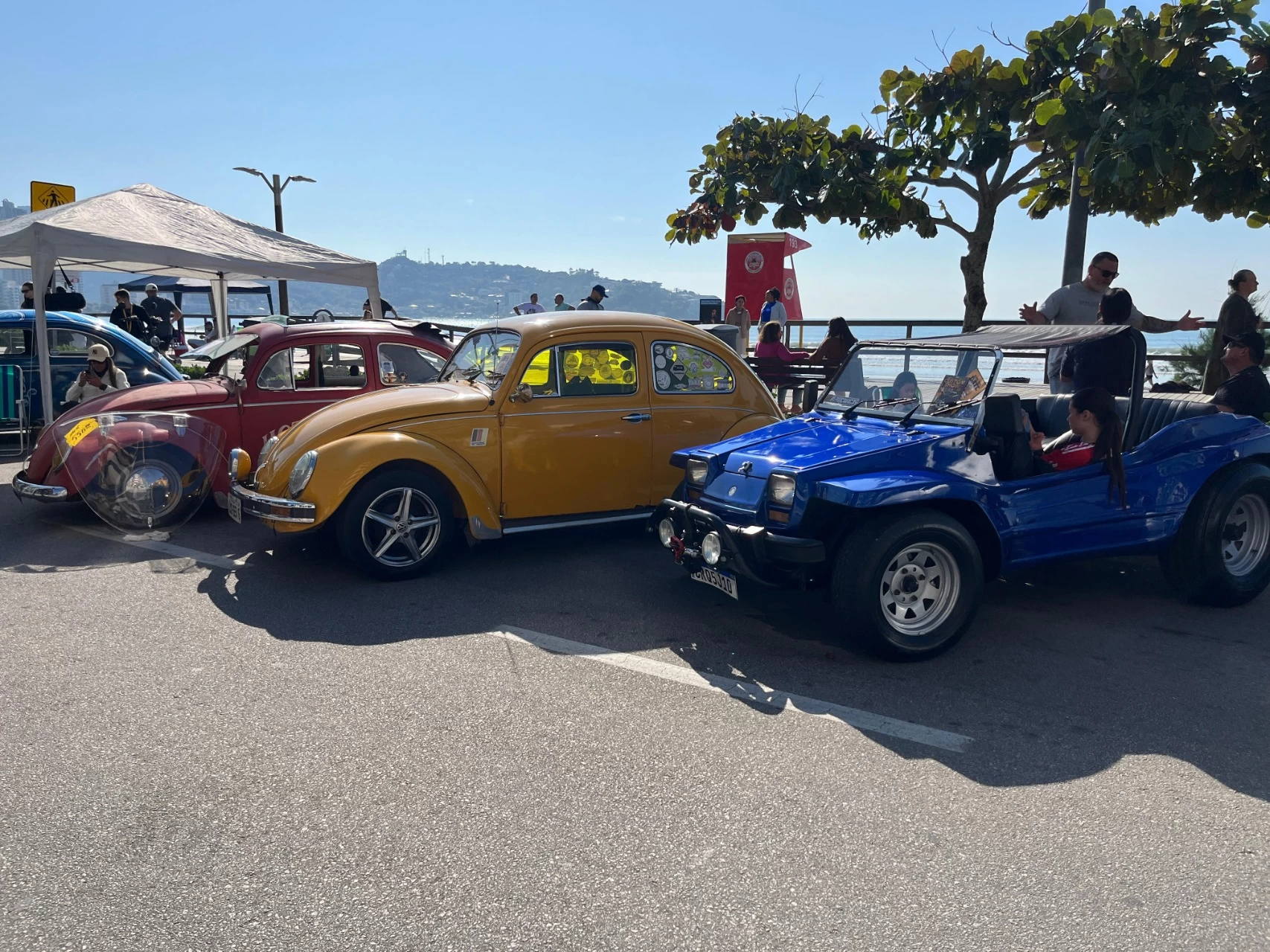 Feira Cultural e Encontro de Carros Antigos movimentam a Avenida Beira Mar, em Itapema