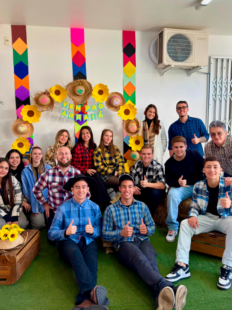 Alguns alunos do Terceirão junto com o professor Maurício Von Ahn e o diretor Augusto Servelin. (Reprodução/Colégio Recriarte)