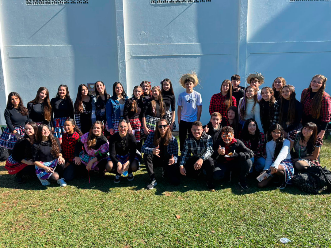 Alunos do Colégio Recriarte reunidos durante a Festa Junina. (Reprodução/Colégio Recriarte)