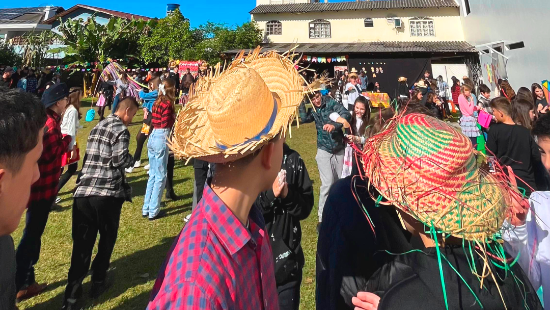 Alunos aproveitam a Festa Junina com dança, comidas típicas e muita animação. (Reprodução/Colégio Recriarte)