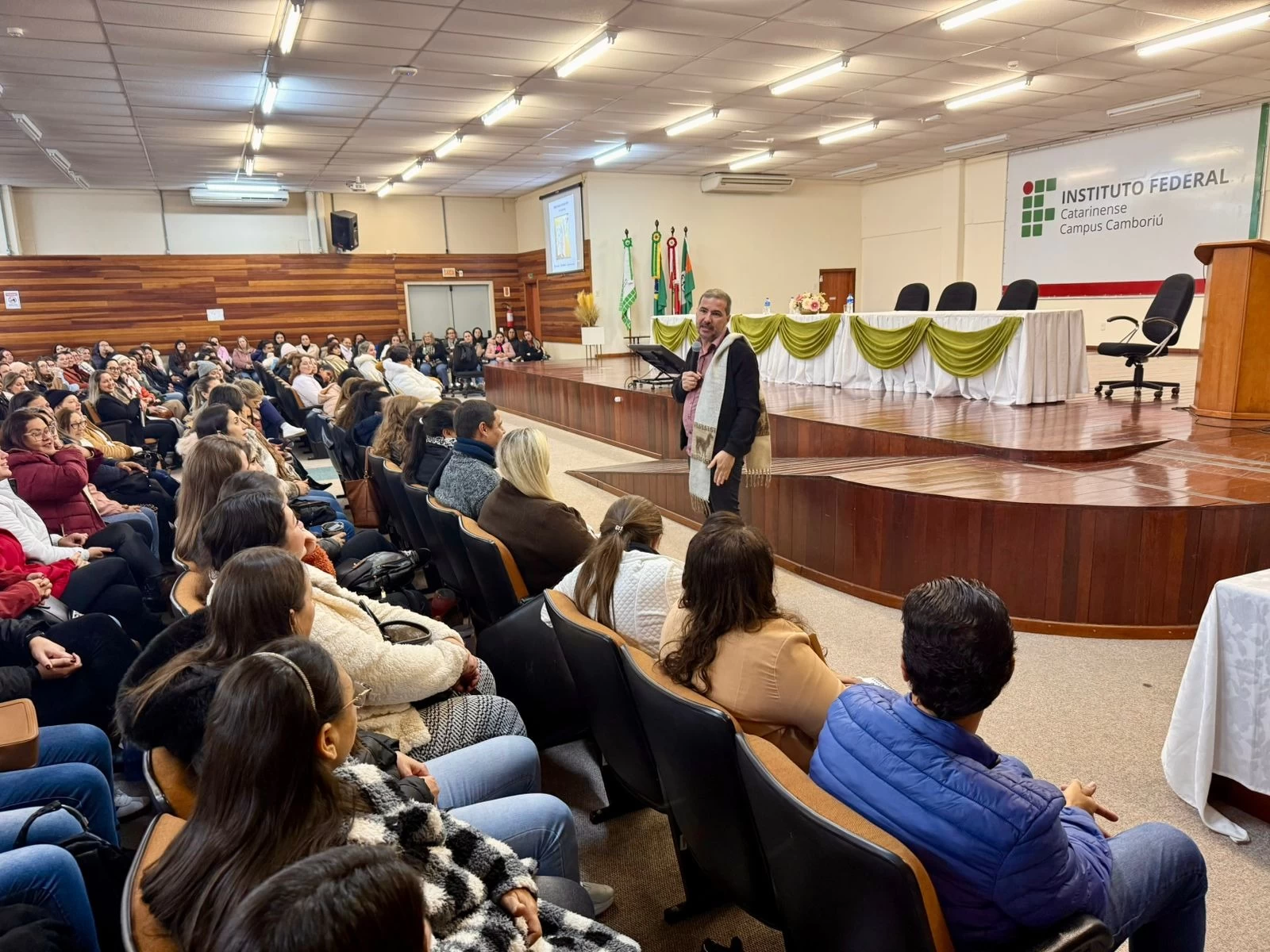Formação docente mobiliza rede pública em Camboriú