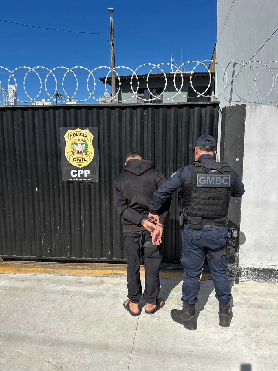 GUARDA MUNICIPAL PRENDE DOIS EM CONJUNTO COM A POLÍCIA CIVIL EM BALNEÁRIO CAMBORIÚ