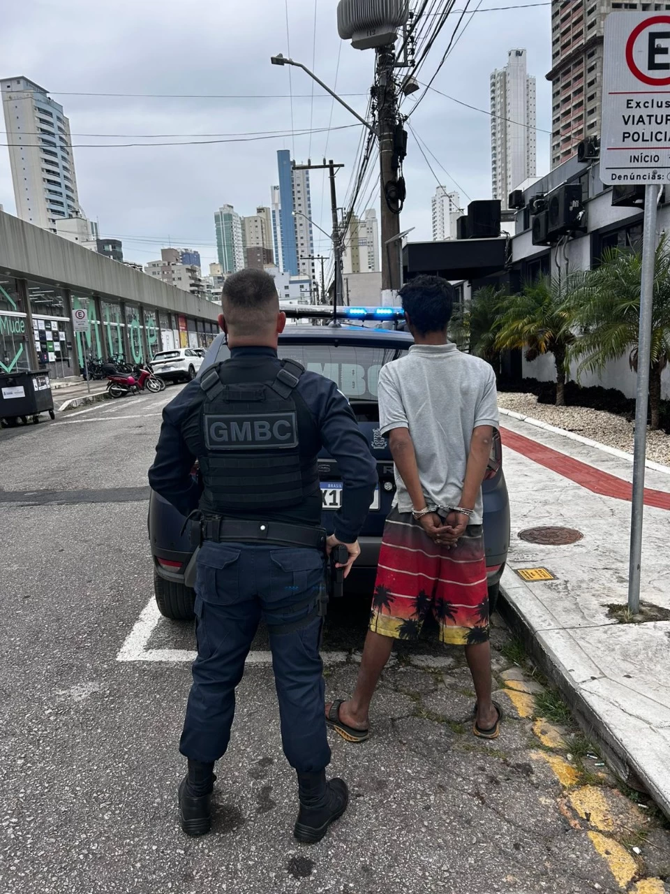 Guarda Municipal prende traficante de drogas na Rua Corupá, em Balneário Camboriú