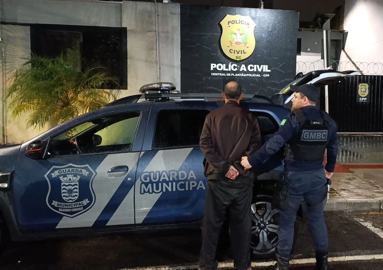 Homem é preso após cortar tornozeleira eletrônica em Balneário Camboriú