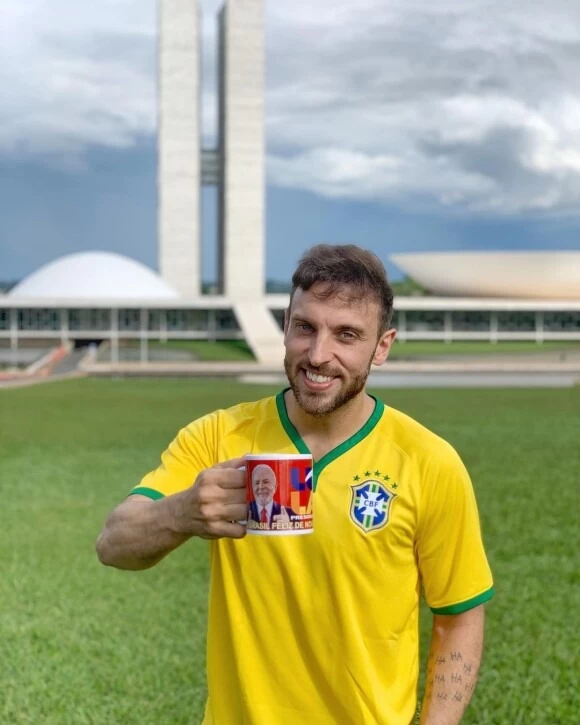 Humorista Léo Lins é condenado a mais de 8 anos de prisão por piadas preconceituosas