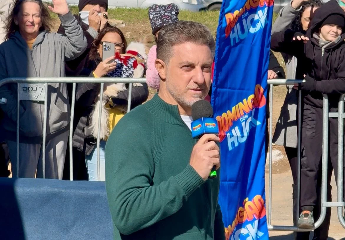 Luciano Huck grava em Camboriú e entrega casa a família que emocionou o país com gesto de solidariedade