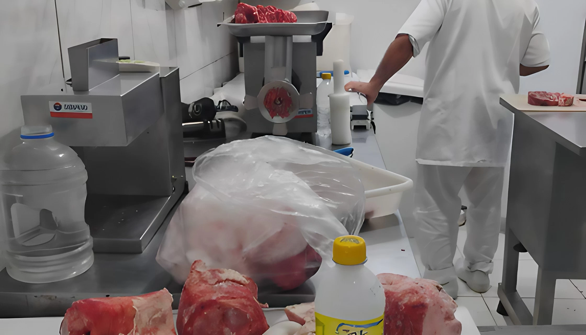 Mais de 620 kg de carne estragada são apreendidos em supermercados de Itapema