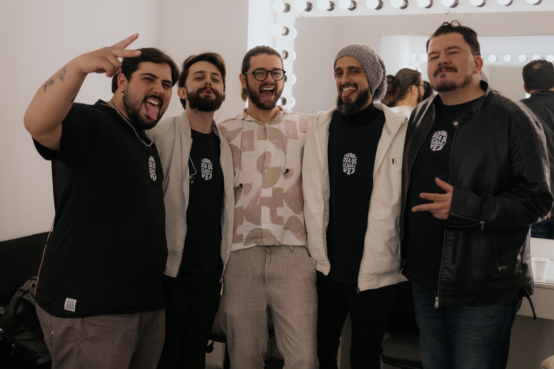 Maison Freitas e banda reunidos no camarim antes da apresentação (Foto: Divulgação/Laís Fontes Freitas)