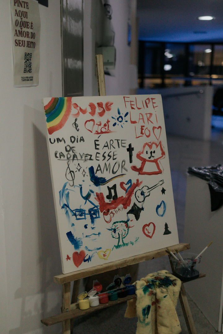 Tela interativa convidava o público a pintar, com pincéis e tinta, o que é o amor do seu jeito (Foto: Divulgação/Laís Fontes Freitas)