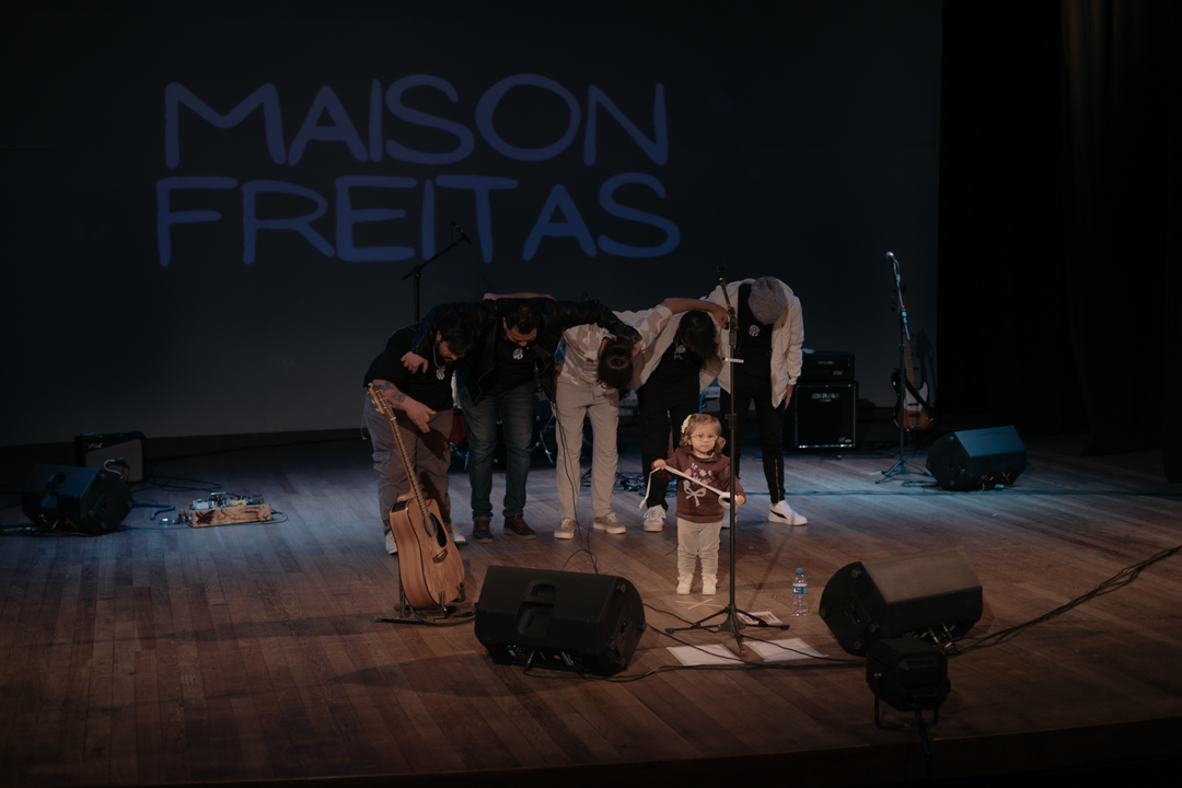 Maison Freitas e banda agradecem o público ao final do show, com a pequena Nalu encantando no palco (Foto: Divulgação/Laís Fontes Freitas)