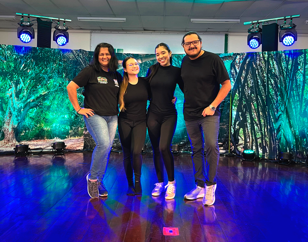 Equipe por trás do musical: Josilene, Suelen Jönck, Julia Yuki Yoshimura e Felipe Ponte, no palco após a apresentação (Foto: Divulgação/Organização do Musical)