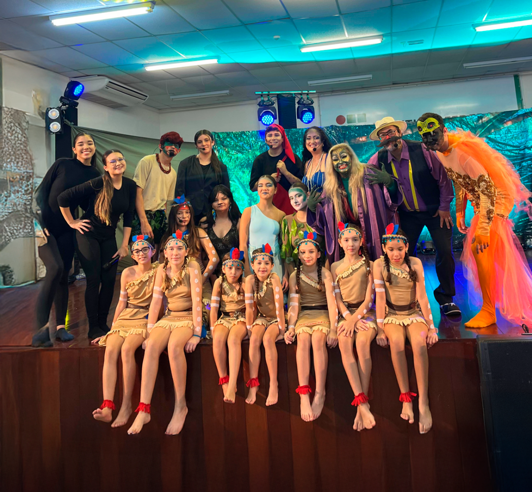 Artistas da pré-estreia do musical, incluindo elenco teatral e bailarinas das oficinas culturais da Fundação (Foto: Divulgação/Organização do Musical)