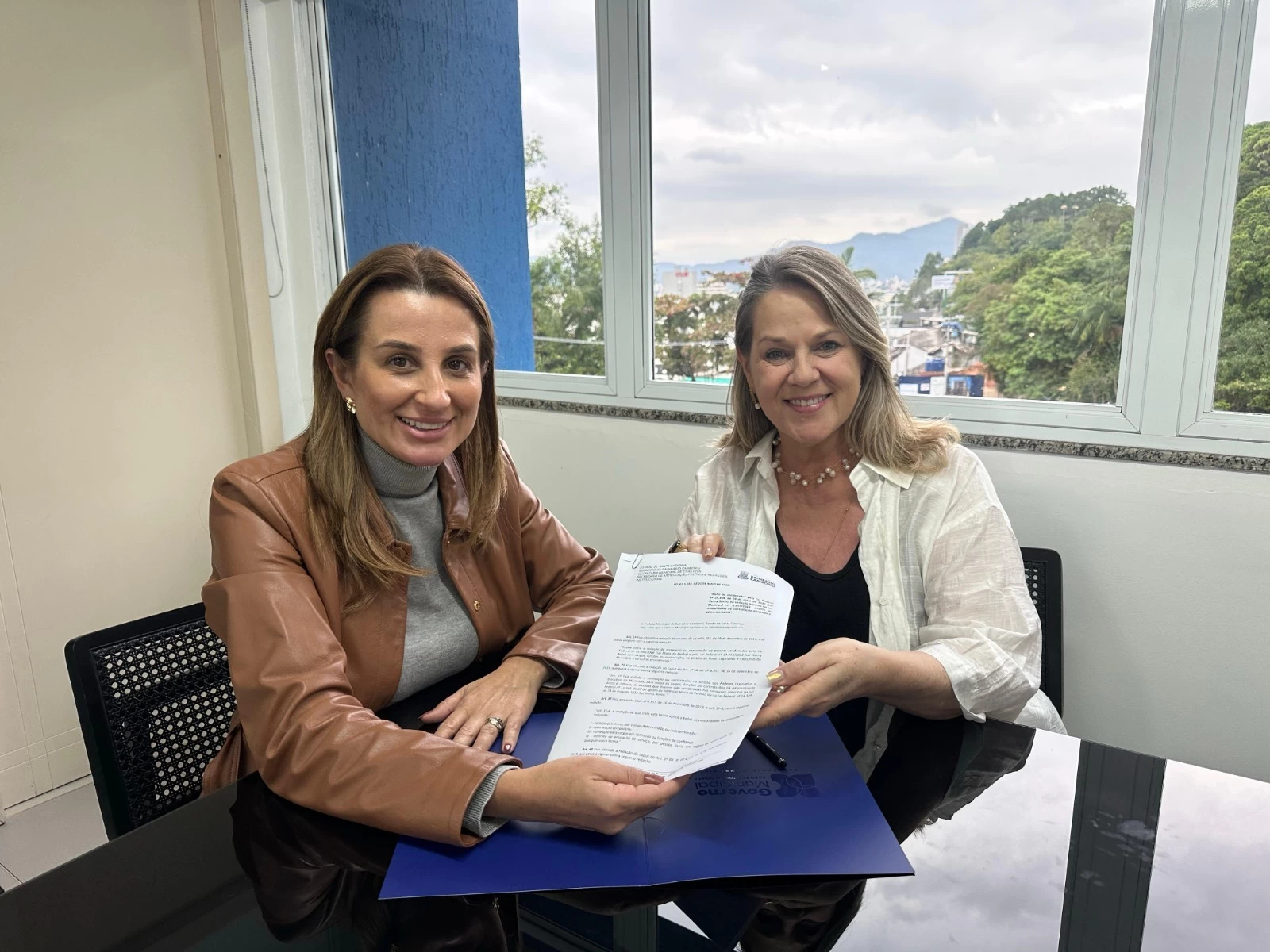 Prefeitura Juliana Pavan sanciona lei de Ciça Müller contra crimes contra mulheres, crianças e adolescentes