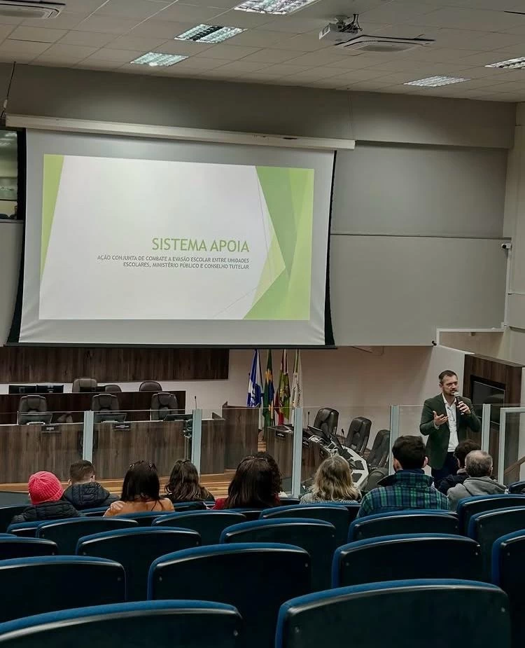 Profissionais da Educação participam de palestra sobre combate à evasão escolar em Balneário Camboriú