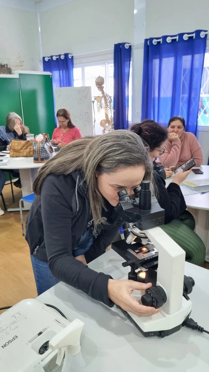 Secretaria de Educação inicia formação para uso do Laboratório de Ciências Naturais em Itapema