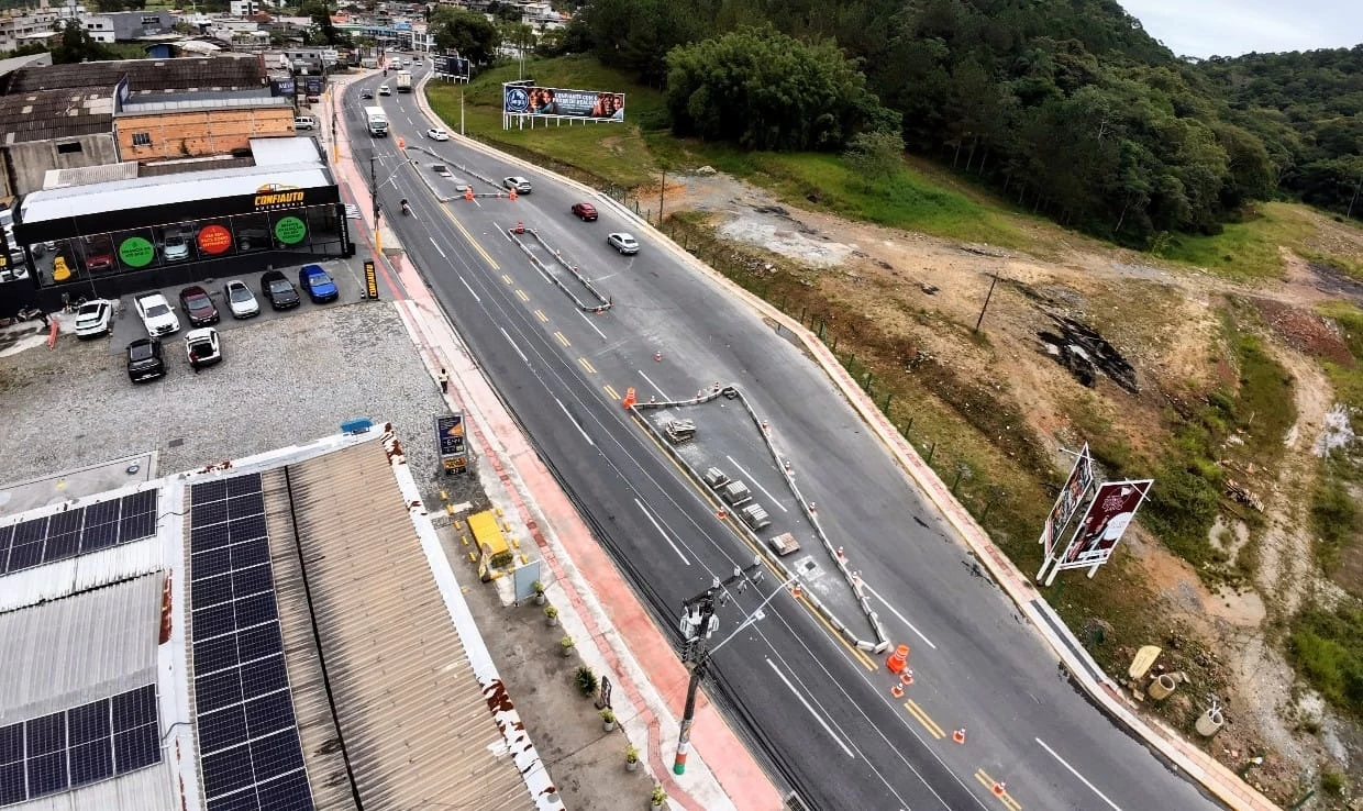 Secretarias de Camboriú iniciam mutirão de limpeza na Rua do Maria’s e Avenida Santa Catarina