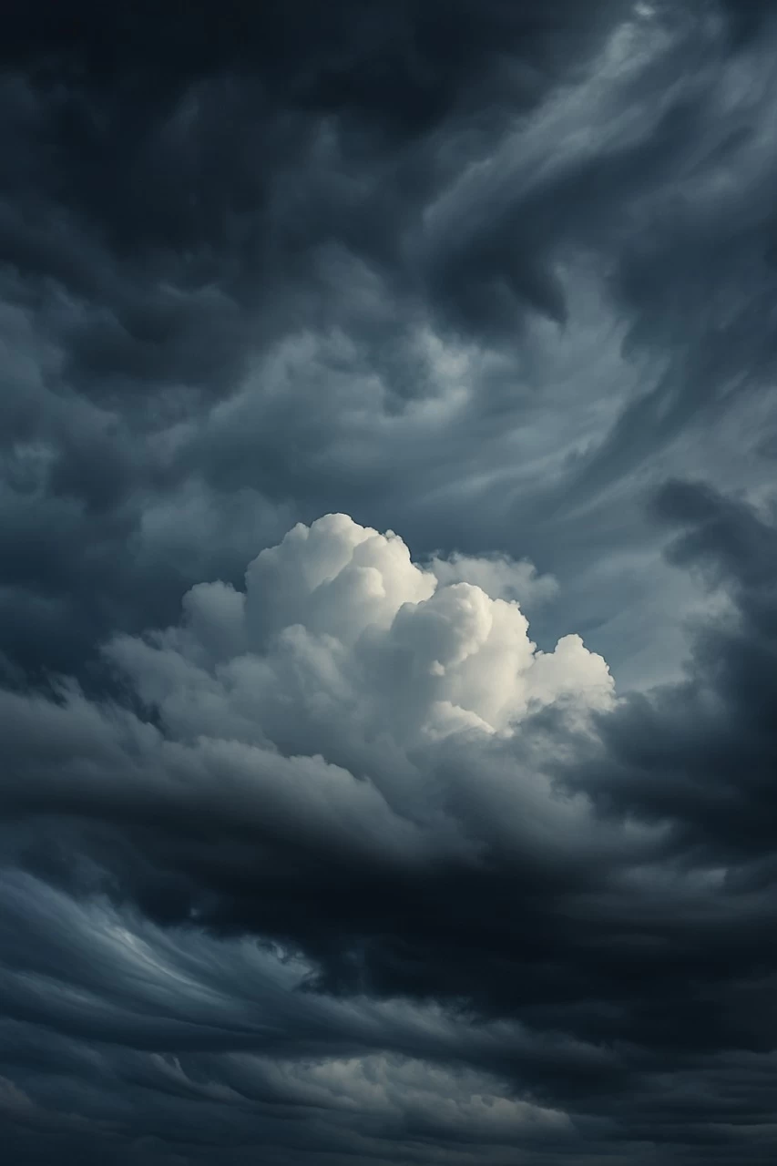 Balneário Camboriú em alerta: ciclone no mar causa ressaca e ventania