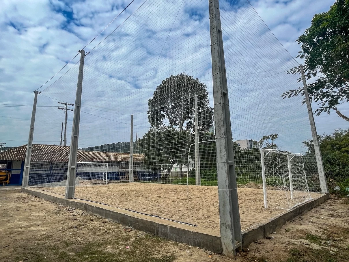 Balneário Camboriú entrega dois novos campinhos de areia