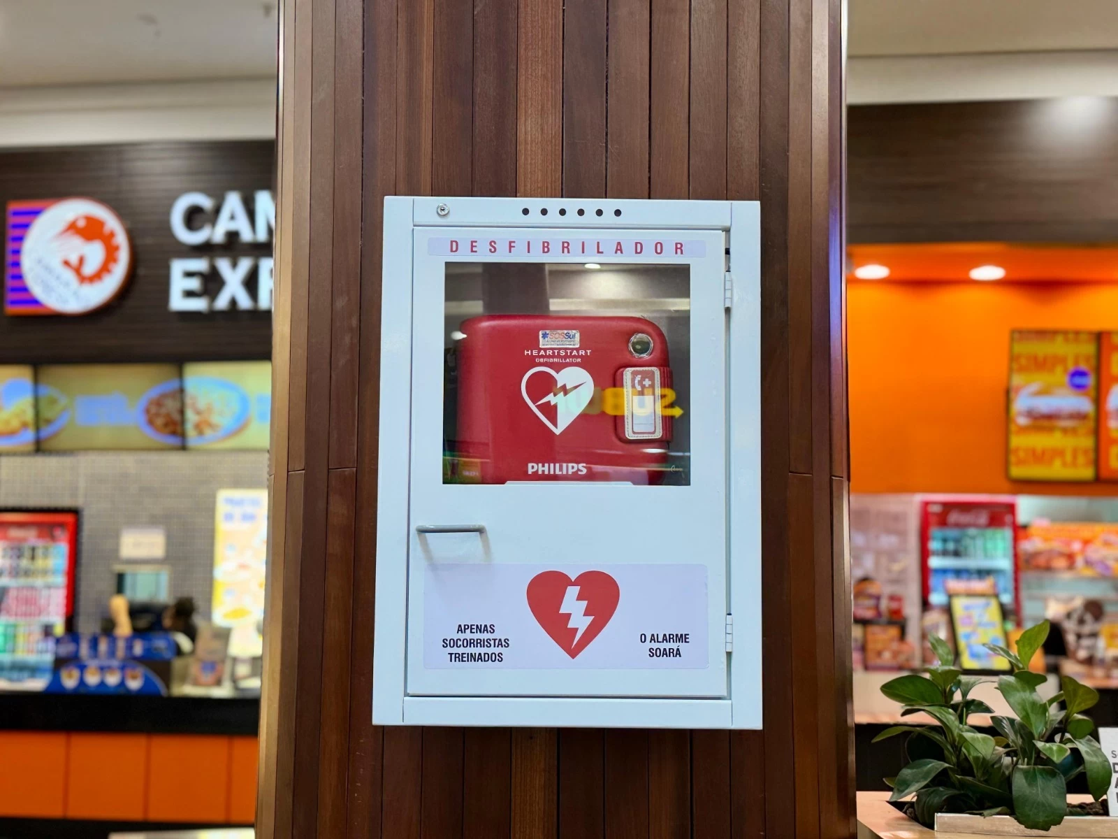 Balneário Shopping instala novo desfibrilador na praça de alimentação