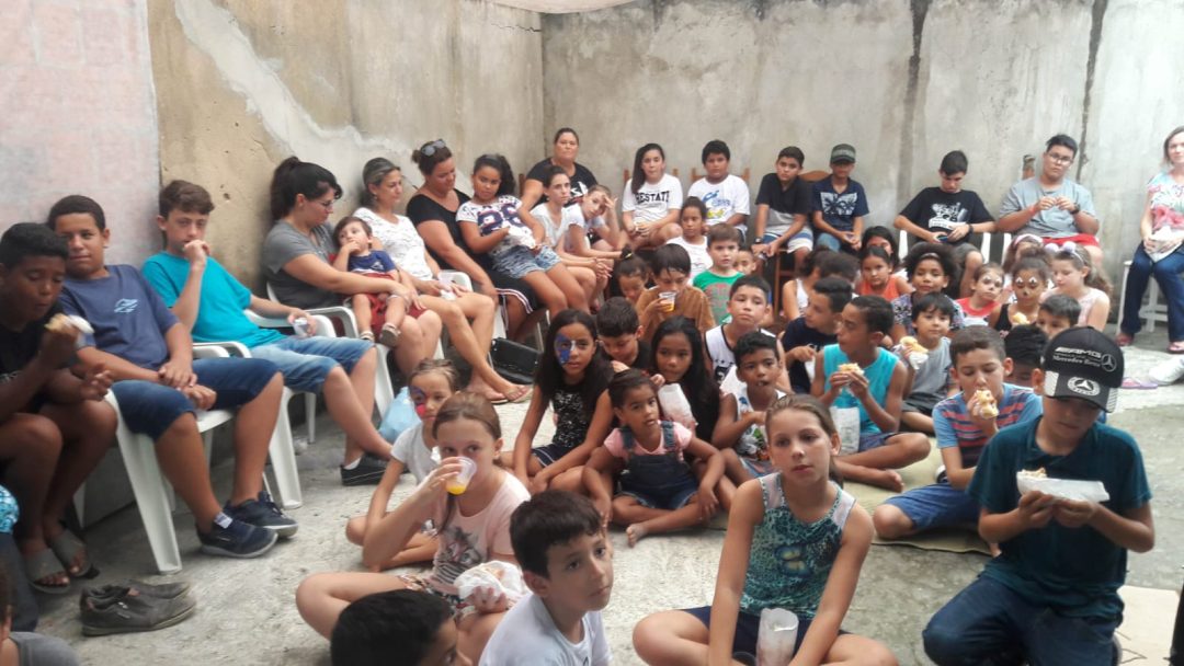 A primeira sede do projeto: a própria casa da Raquel, no bairro Santa Regina. Foi ali que tudo começou — móveis pra fora, instrumentos pra dentro e muita fé pra seguir. (Foto: Reprodução/Acerto Pessoal)