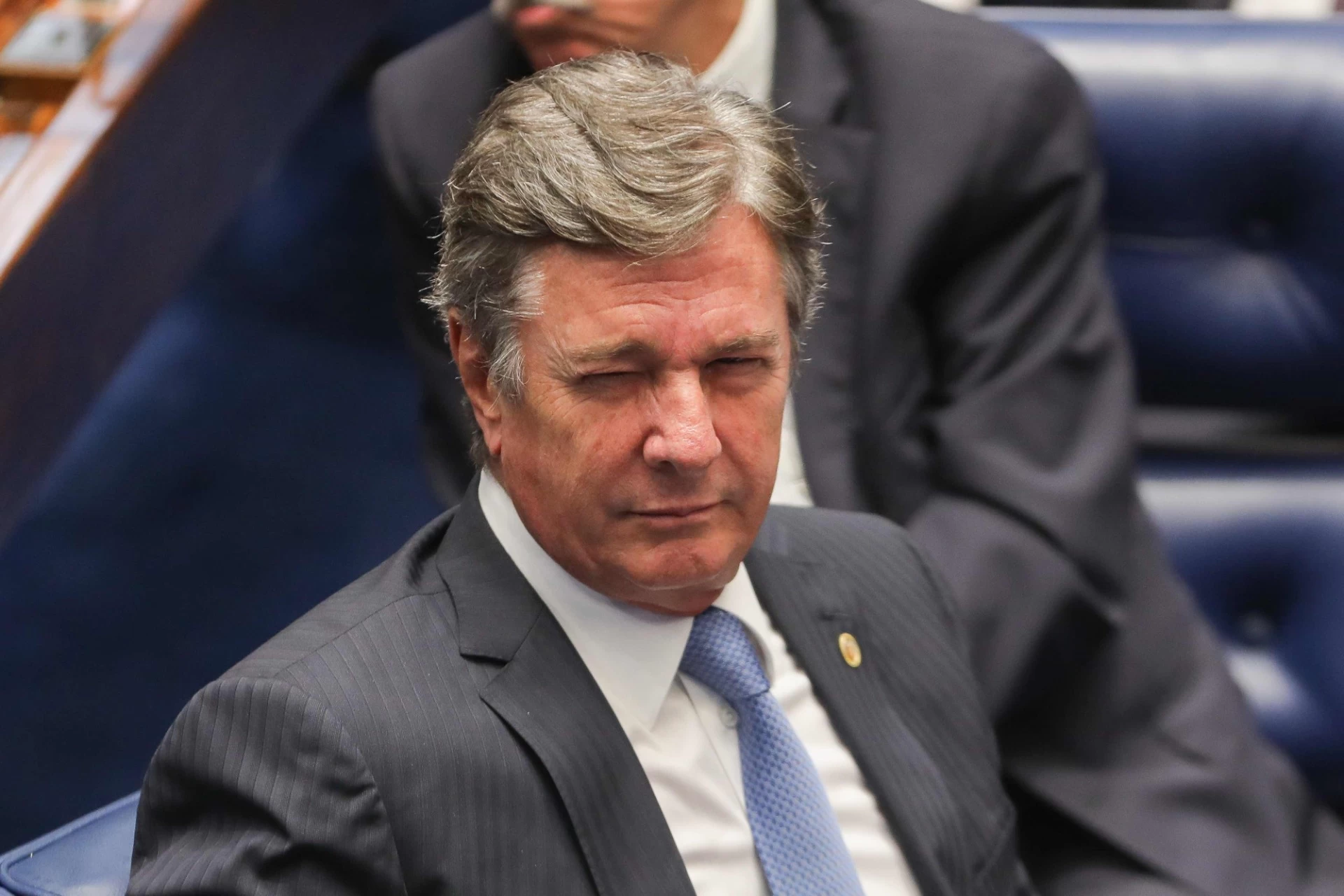 Collor deixa a prisão e vai cumprir pena em casa