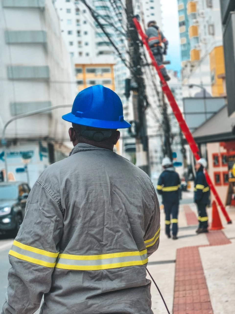 Cosip: força-tarefa desta semana recolheu cerca de uma tonelada de fios obsoletos em Balneário Camboriú