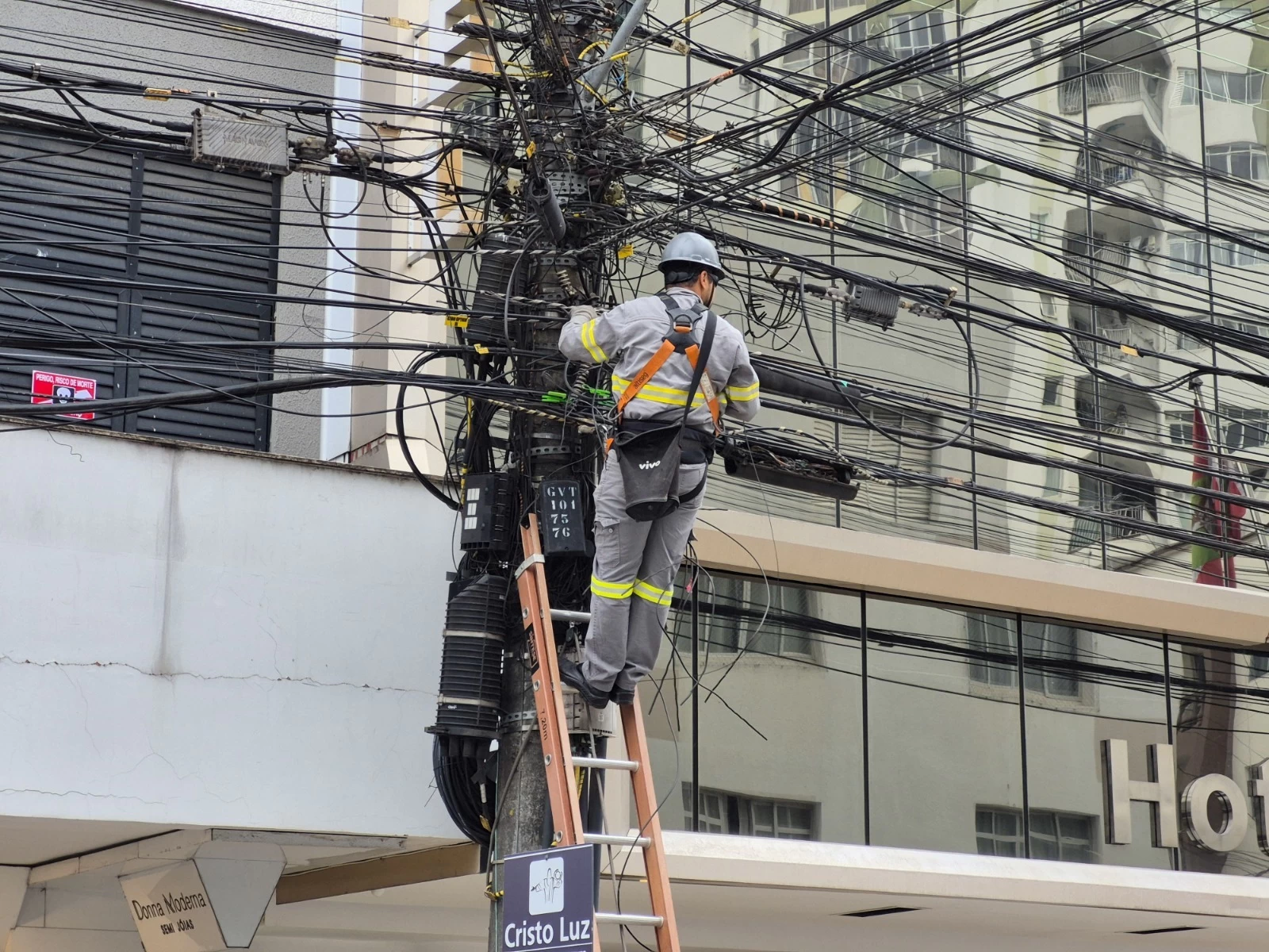 Força-tarefa retira 19 toneladas de fios em Balneário Camboriú