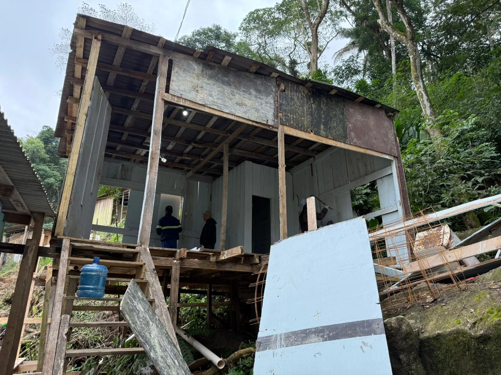 Itapema realiza operação contra construções ilegais em área de preservação