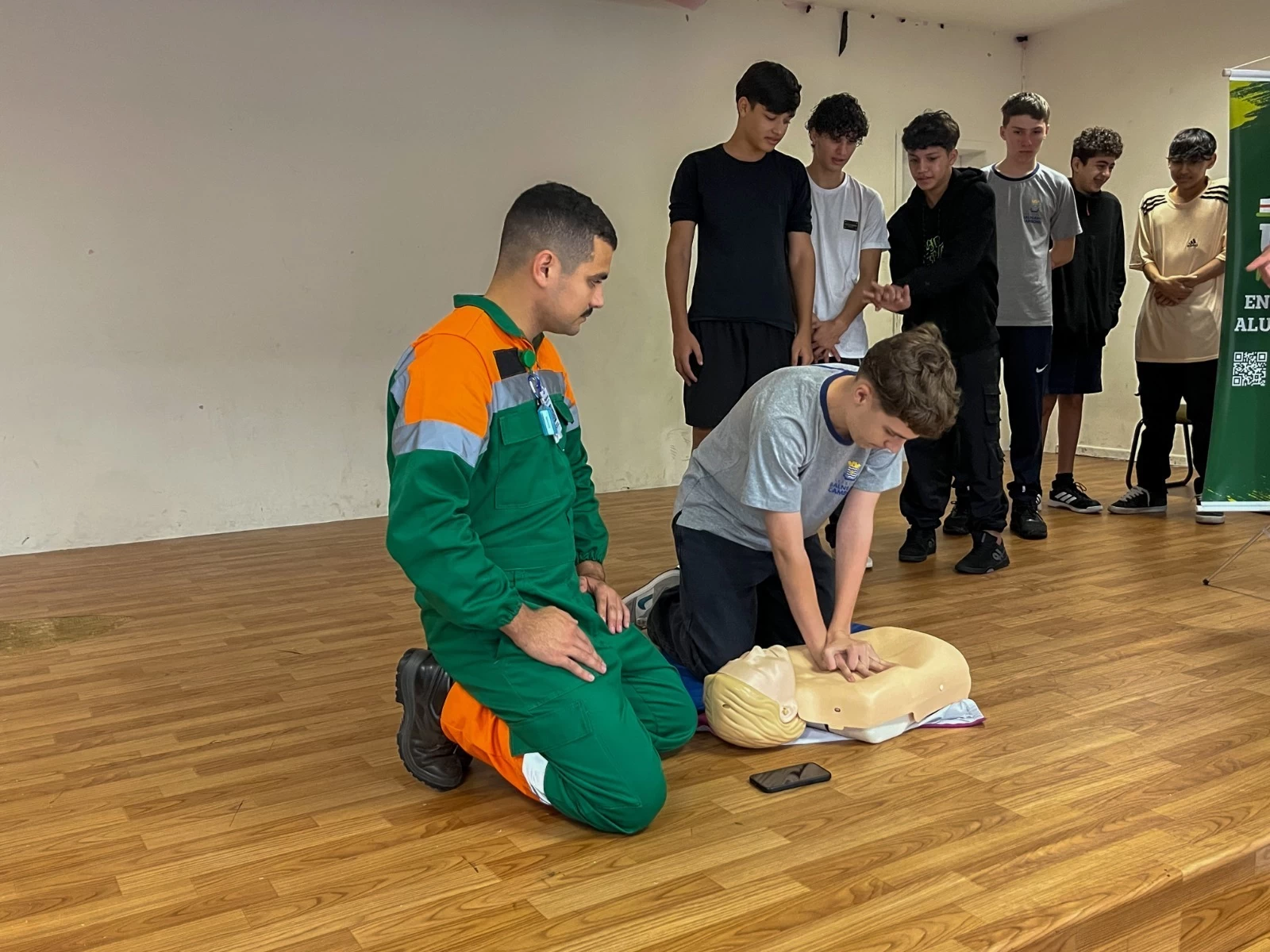 Mais de 200 alunos do CEM Ariribá participam de aulas sobre primeiros socorros em Balneário Camboriú