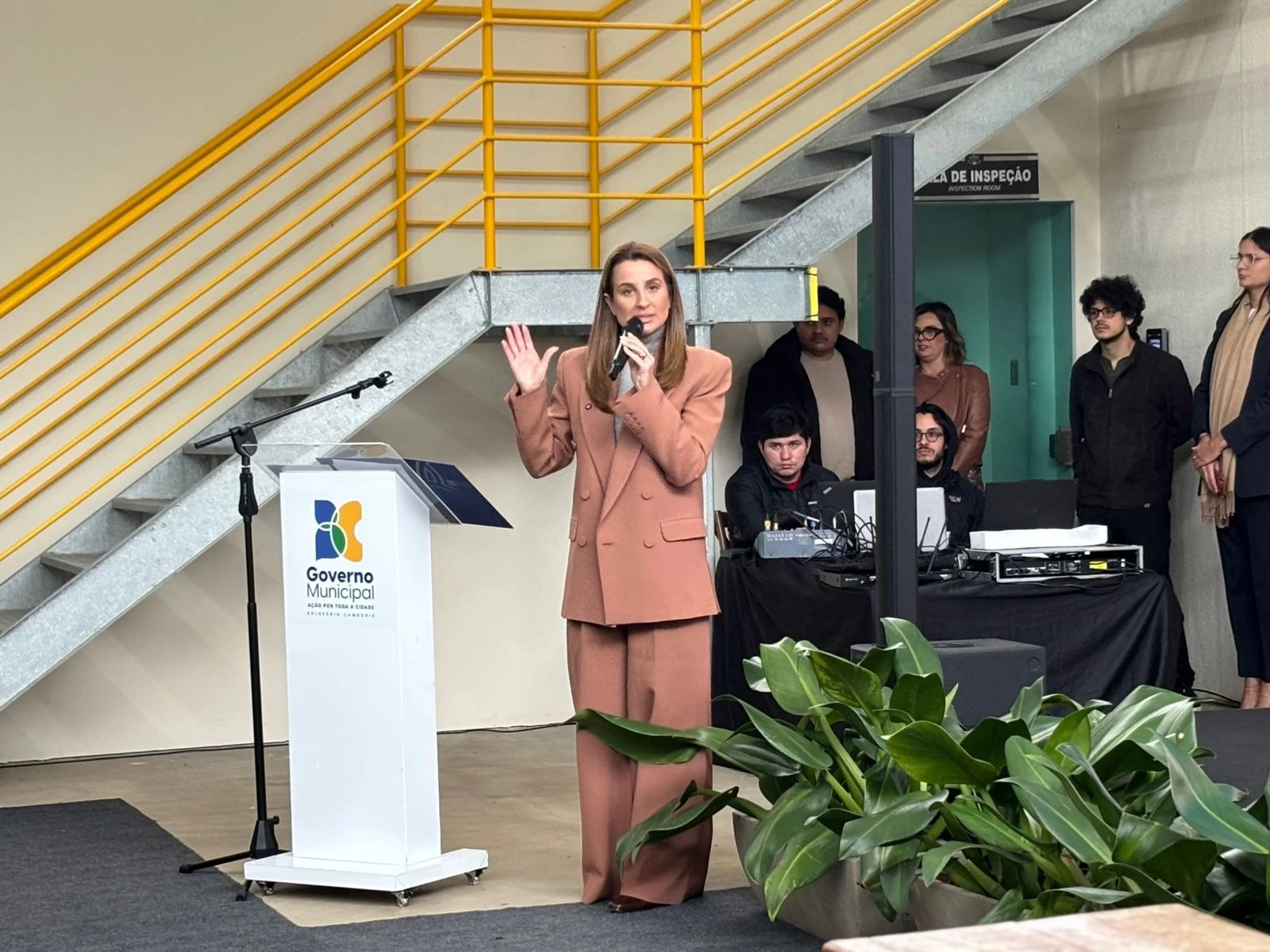 Ordem de serviço para reurbanização do trecho sul da Praia Central é assinada