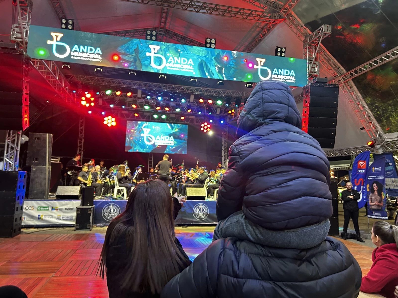Segundo dia da 36ª Festa dos Pescadores teve arrasto de camarão e danças clássicas em Balneário Camboriú