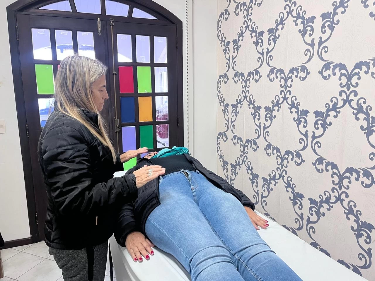 Terapia com Reiki melhora bem-estar dos idosos em Balneário Camboriú