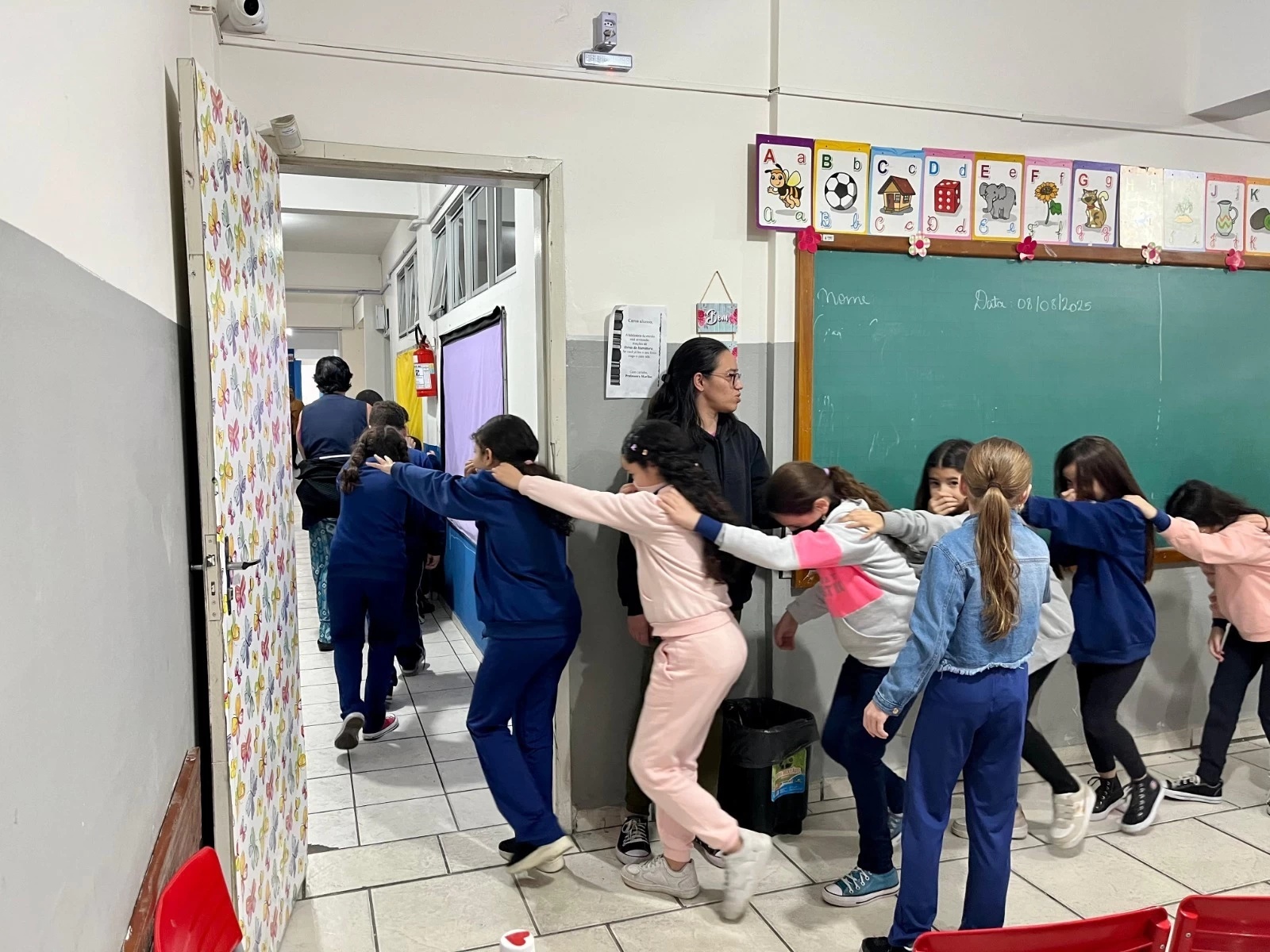 Alunos de Balneário Camboriú participam de simulado do programa Bombeiro Mirim