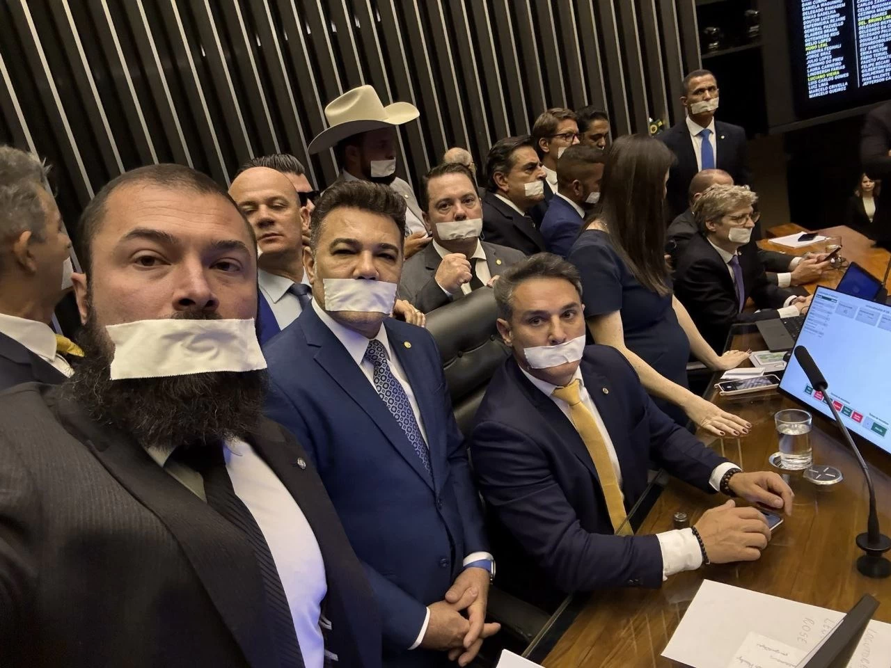 Câmara e Senado viram palco de protesto contra a prisão de Bolsonaro