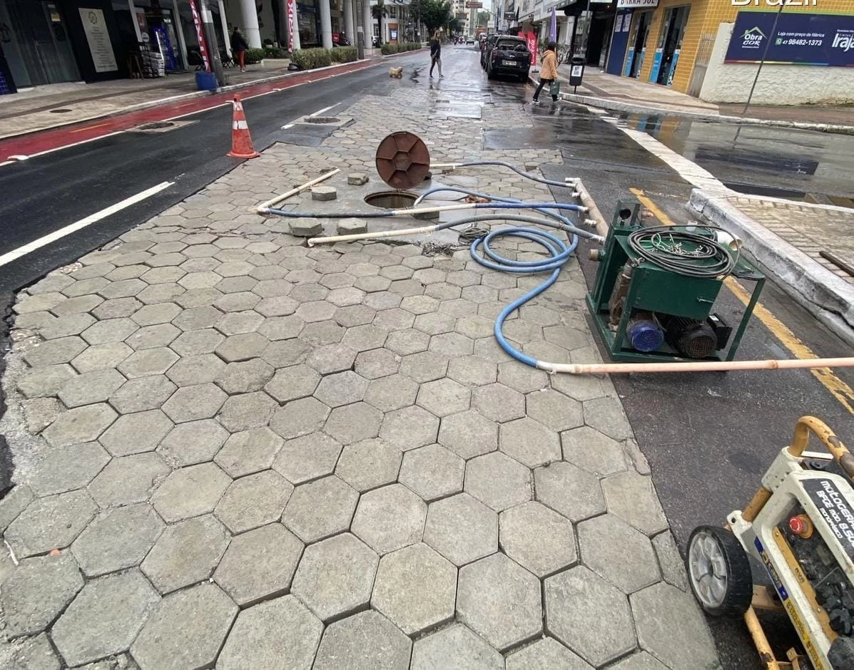 Emasa inicia obra na Avenida Brasil em Balneário Camboriú