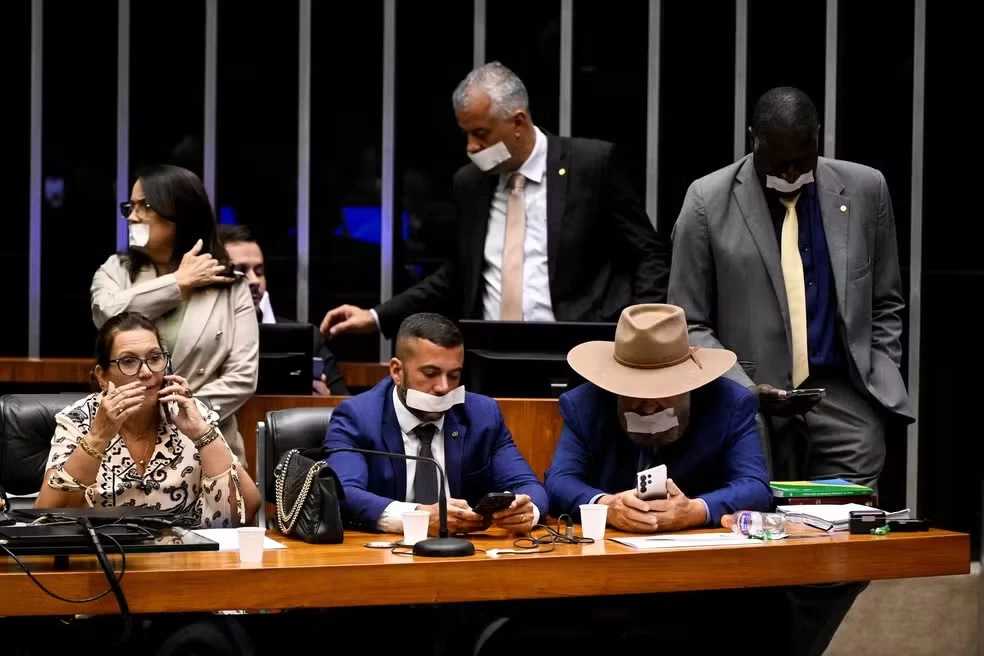 Senado Federal – Parlamentares da oposição protestam com esparadrapos na boca durante sessão. (Foto: Reprodução)